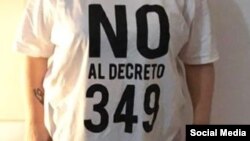 Tania Bruguera con una camiseta de la campaña contra el Decreto 349. 