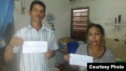 Los periodistas Roberto Rodríguez Cardona y su esposa Marelys Fonseca Viltre, con la citación. 