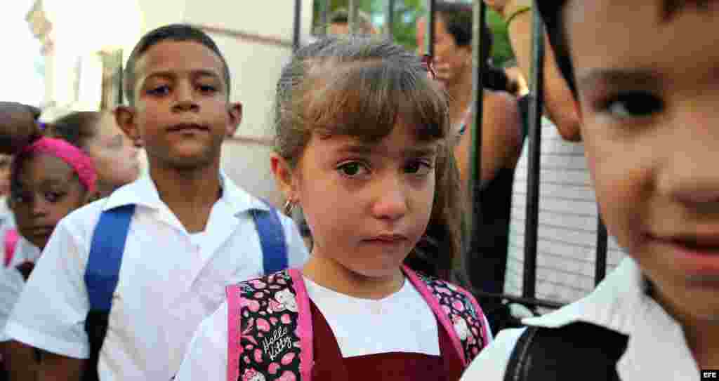 Cuba comienza este martes, 1ro. de septiembre, el curso escolar 2015-2016 con cerca de dos millones de estudiantes en más de 10.300 escuelas, según cifras oficiales que no describen las dificultades que enfrentarán estudiantes, profesores y padres por la falta de recursos y el déficit de maestros. EFE