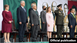 Luis Alberto Rodríguez López-Callejas (segunda fila con mascarilla negra) en el desfile Cívico Militar por 211 Aniversario del inicio de la Independencia de México.