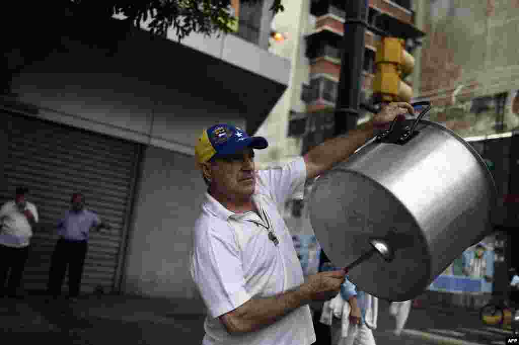 Un opositor a Nicolás Maduro se manifiesta en plena calle en Caracas el 23 de enero de 2019.