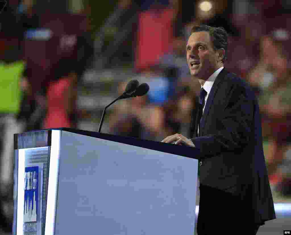 El actor estadounidense Tony Goldwyn habla en el segundo día de la Convención Nacional Demócrata hoy, martes 26 de julio de 2016, en Filadelfia, Pennsylvania (Estados Unidos). Se espera que al cuarto día de la convención, Hillary Clinton acepte oficialmen