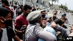 Un hombre es detenido durante las protestas del 11 de julio en La Habana, Cuba. (Adalberto Roque/AFP via Getty Images)