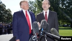 El presidente Trump y el secretario de Trabajo Alexander Acosta se dirigen a la prensa en la Casa Blanca. 