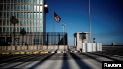 Un guardia de seguridad vigila la entrada a la Embajada de EEUU en La Habana. (Foto: REUTERS/Alexandre Meneghini/Archivo)