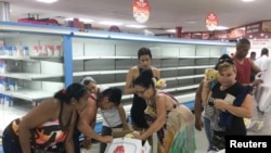 Mujeres compran pollo en un supermercado en La Habana. (REUTERS/Sarah Marsh).