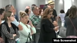 Familiares de cubanos esperan en el aeropuerto de Miami. 