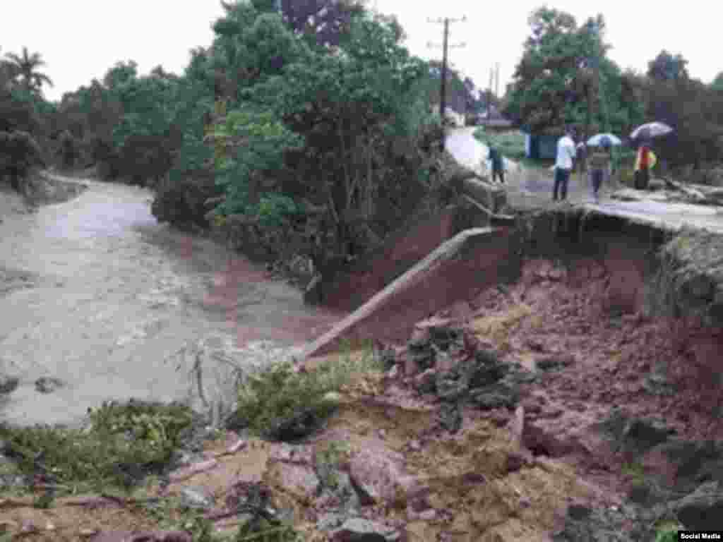 Roturas en el puente que conecta Manicaragua con La Moza luego de intensas lluvia de Eta. Tomado de Twitter Diario Vanguardia Villa Clara