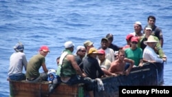 Un grupo de balseos cubanos en aguas de las Islas Caimán. Foto: Duke University.