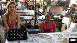 Dos jóvenes trabajadoras en un mercado de La Habana.