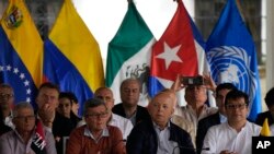 De izq, a der. Aureliano Carbonell, Pablo Beltrán, del ELN y Otty Patiño e Iván Danilo Rueda, representantes de Colombia, en una reunión en Caracas, el 21 de enero de 2023. AP Photo/Ariana Cubillos