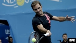 Roger Federer practica antes del juego de esta noche en el US Open 2017.