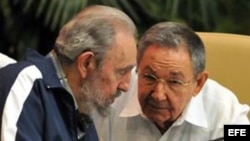 Fotografía de archivo de los hermanos Fidel y Raúl Castro.