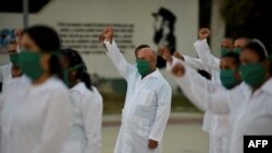 Médicos cubanos en una ceremonia antes de salir para Andorra. (Yamil Lage / AFP).