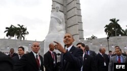 El presidente de Estados Unidos Barack Obama durante la ofrenda floral ante el monumento del prócer cubano José Martí hoy, lunes 21 de marzo de 2016, en la Plaza de la Revolución en La Habana.