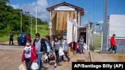 Migrantes deportados llegan el 12 de agosto de 2021 a El Ceibo, Guatemala, en la frontera con México. (AP Photo/Santiago Billy).