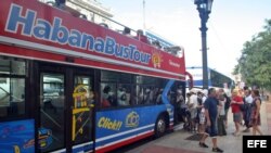 Turistas abordan un autobús turístico el 16 de enero de 2015, en La Habana.