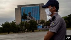 Un policía custodia la plaza cívica José Martí, en La Habana. (AP/Ramón Espinosa)