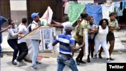 Fuerzas policiales detienen a la líder de las Damas de Blanco, Berta Soler, y otros activistas de derechos humanos en La Habana. (Foto: Angel Moya)