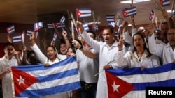 Médicos cubanos llegan al Aeropuerto Internacional José Martí de La Habana procedentes de Bolivia.
(Archivo)