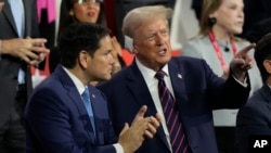 El candidato presidencial republicano, el expresidente Donald Trump, habla con el senador Marco Rubio durante la Convención Nacional Republicana el miércoles 17 de julio de 2024 en Milwaukee. (Foto AP/Charles Rex Arbogast)