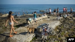 Cubanos salen a disfrutar del día en el Malecón Habana tras la fase de recuperación dela pandemia.