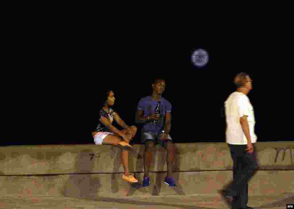 Las luces de la flotilla se vieron desde el Malecón habanero.