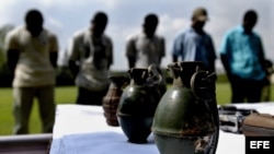 Cuatro guerrilleros de las Fuerzas Armadas Revolucionarias de Colombia (FARC) y dos del Ejército de Liberación Nacional (ELN), entregaron con sus armas en octubre de 2008. Foto Archivo