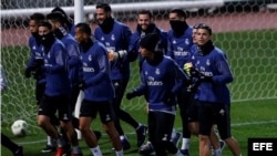 Varios jugadores del Real Madrid durante un entrenamiento del equipo en Yokohama, Japón.