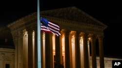 Bandera a media asta en la Corte Suprema por la muerte de la jueza Ginsburg