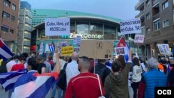 Cerca de un centenar de exiliados cubanos protestó el sábado en España contra un concierto de Silvio Rodríguez. (Foto: Michel Suárez)