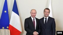 El presidente ruso, Vladimir Putin, se reúne con el presidente francés, Emmanuel Macron, en el ámbito del Foro Económico de San Petersburgo en el Palacio de Konstantínovski