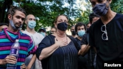 Tania Bruguera en la protesta frente al Ministerio de Cultura. (REUTERS/Alexandre Meneghini).