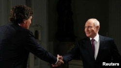 Vladimir Putin saluda a su entrevistador, el presentador de televisión estadounidense Tucker Carlson, en Moscú. (Sputnik/Gavriil Grigorov/Kremlin via REUTERS)