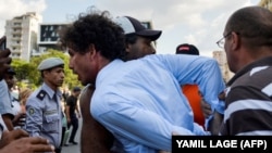 La policía arrestó a Boris González Arenas, periodista independiente y colaborador de Diario de Cuba, el 11 de mayo en la marcha del orgullo LGBTI, en La Habana. Foto: Yamil Lage | AFP.