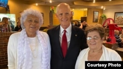 El senador Rick Scott con María Elena Alpízar (izq.) y Blanca Reyes. (Foto tomada del Twitter de las @damasdeblanco) 