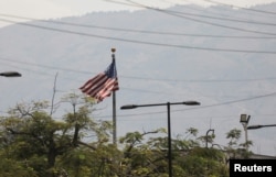 Una bandera estadounidense ondea en la sede de la embajada de EEUU en Haití. (REUTERS/Ralph Tedy Erol)