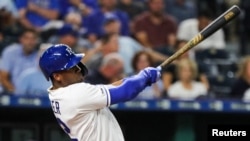 El pelotero cubano Jorge Soler (Reales de Kansas City) conecta un jonrón el 4 de septiembre de 2012 contra los Tigres de Detroit. Reuters. 