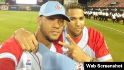 (i-d) Yulieski y su hermano Lourdes Gurriel Jr.