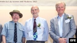 Los estadounidenses (d-i) Jeffrey C. Hall, Michael Rosbash y Michael W. Young durante una conferencia en la Universidad China de Hong Kong. (Archivo)