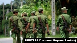 Soldados de las Fuerzas Armadas Revolucionarias (FAR), en La Habana. (REUTERS/Desmond Boylan/Archivo)