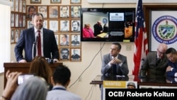 Rene Bolio, a la izquierda, durante una conferencia de prensa de Justicia Cuba.