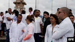 Médicos cubanos que desertaron de las misiones médicas de Venezuela protestan en Bogotá. (Imagen de archivo)