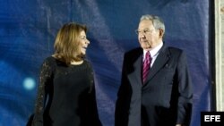 La presidenta de Costa Rica, Laura Chinchilla habla con Raúl Castro en la II Cumbre de la Comunidad de Estados Latinoamericanos y del Caribe (Celac).