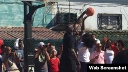 Shaquille O'Neal entrena con niños en un parque de La Habana