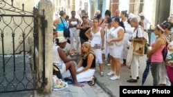 Una adivinadora atiende a una cliente cerca del Santuario de Nuestra Señora de la Merced. (Foto: Mario Hechavarría)