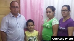 El pastor Ramón Rigal, junto a sus hijos y su esposa Ayda Expósito. 