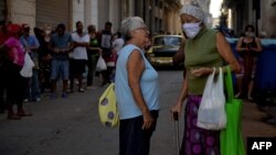 Los ancianos llevan la parte más difícil en medio de la crisis por el coronavirus en Cuba. (Yamil Lage/AFP)