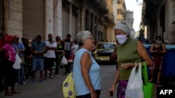 Ancianos en Cuba en medio de la crisis por el coronavirus. (Yamil Lage/AFP).