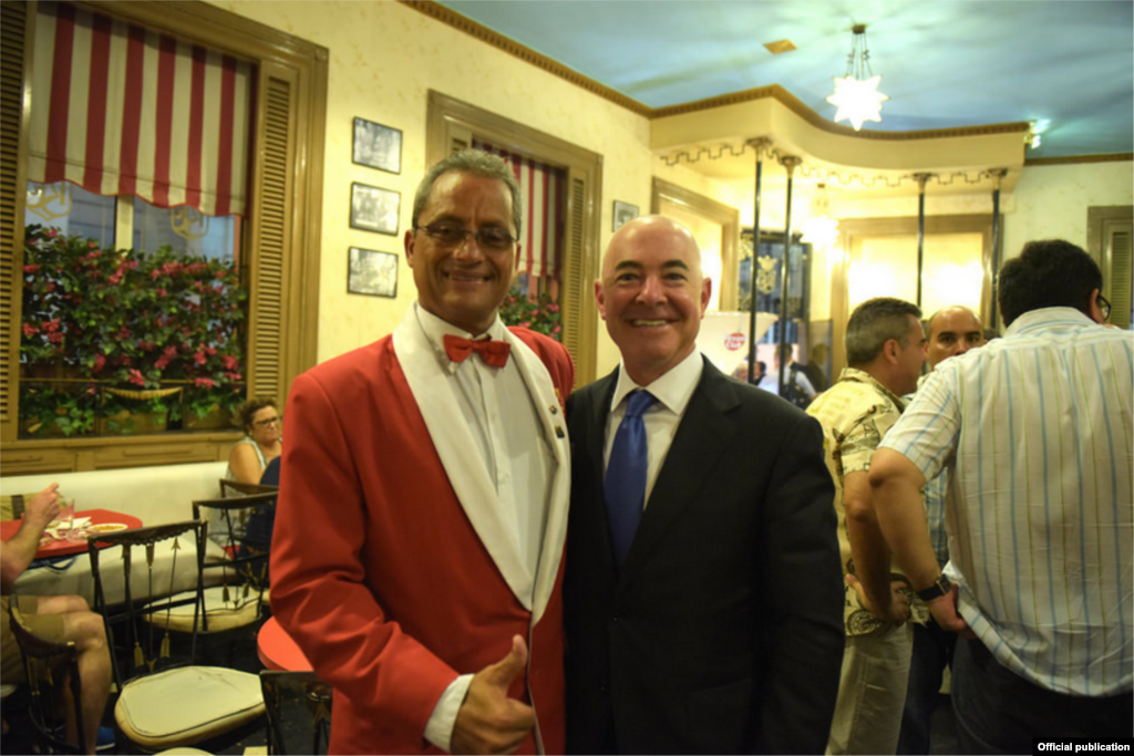 El secretario adjunto del Departamento de Seguridad Nacional de Estados Unidos, Alejandro Mayorkas, posa en el Floridita.